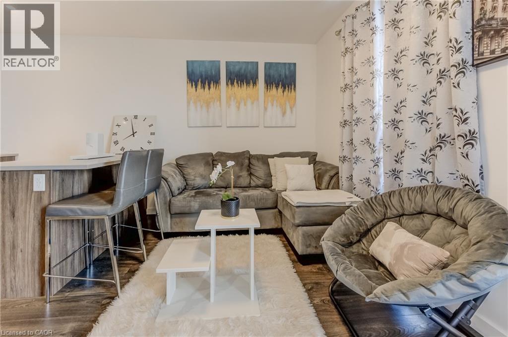 181 King Street S Unit# 1811, Waterloo, ON - Indoor Photo Showing Living Room