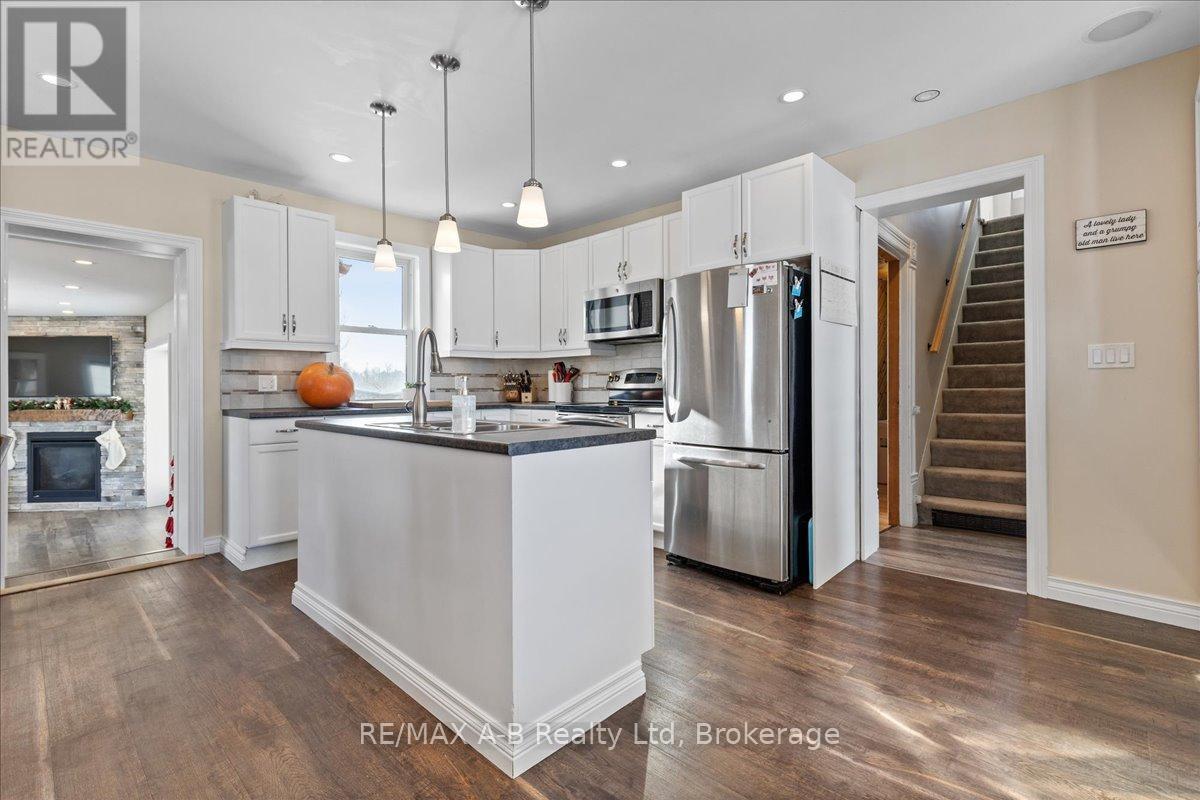 5145 Perth Line 44, Perth South (Sebringville), ON - Indoor Photo Showing Kitchen With Upgraded Kitchen