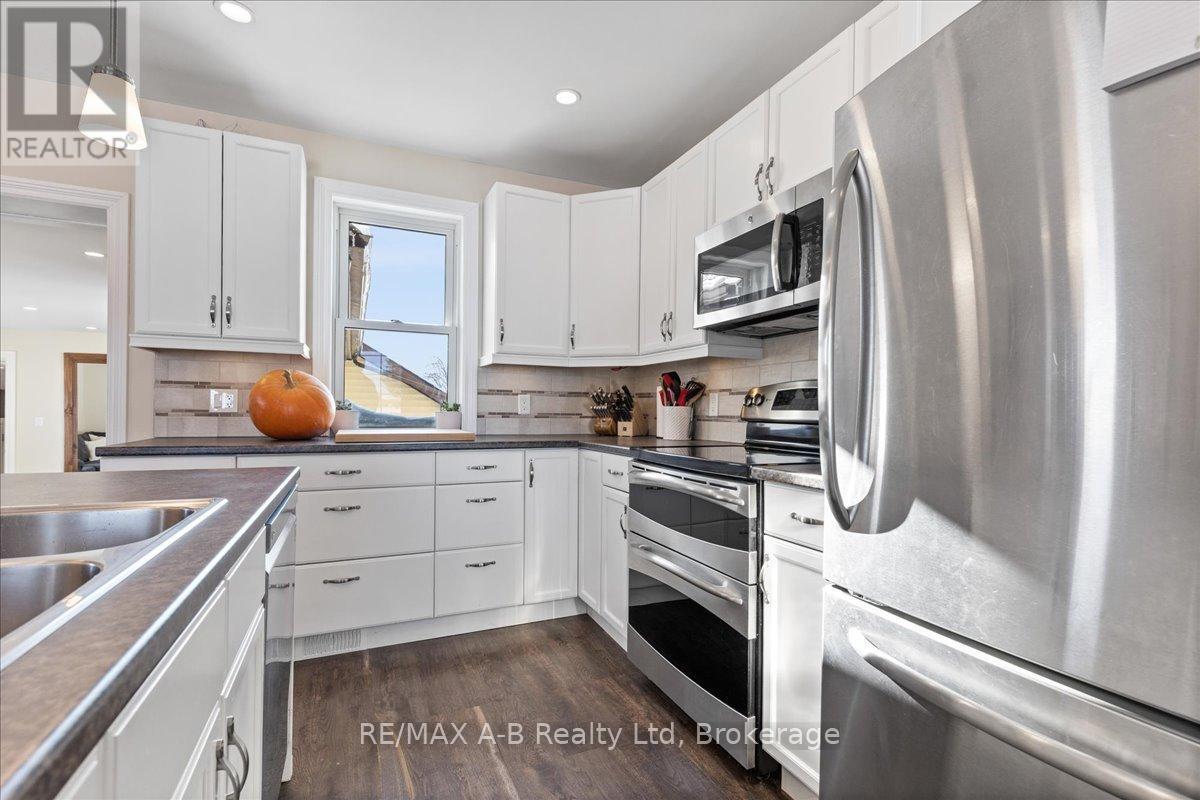 5145 Perth Line 44, Perth South (Sebringville), ON - Indoor Photo Showing Kitchen With Double Sink