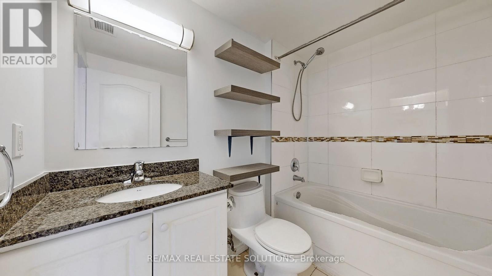 302 - 263 Wellington Street W, Toronto, ON - Indoor Photo Showing Bathroom