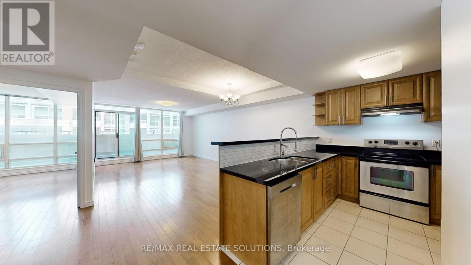 302 - 263 Wellington Street W, Toronto, ON - Indoor Photo Showing Kitchen