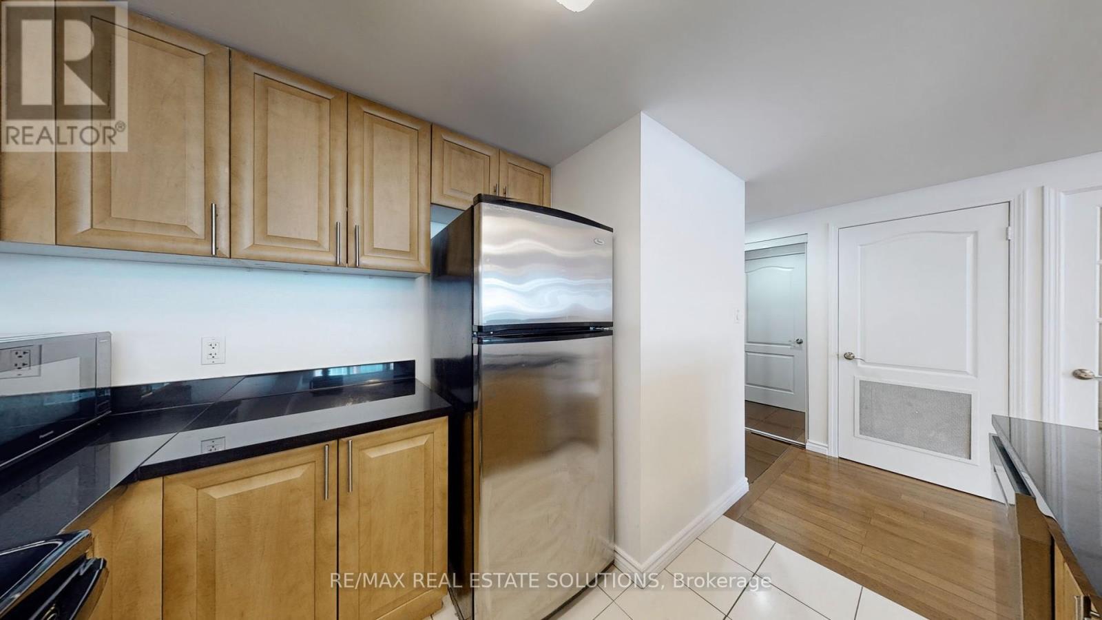 302 - 263 Wellington Street W, Toronto, ON - Indoor Photo Showing Kitchen