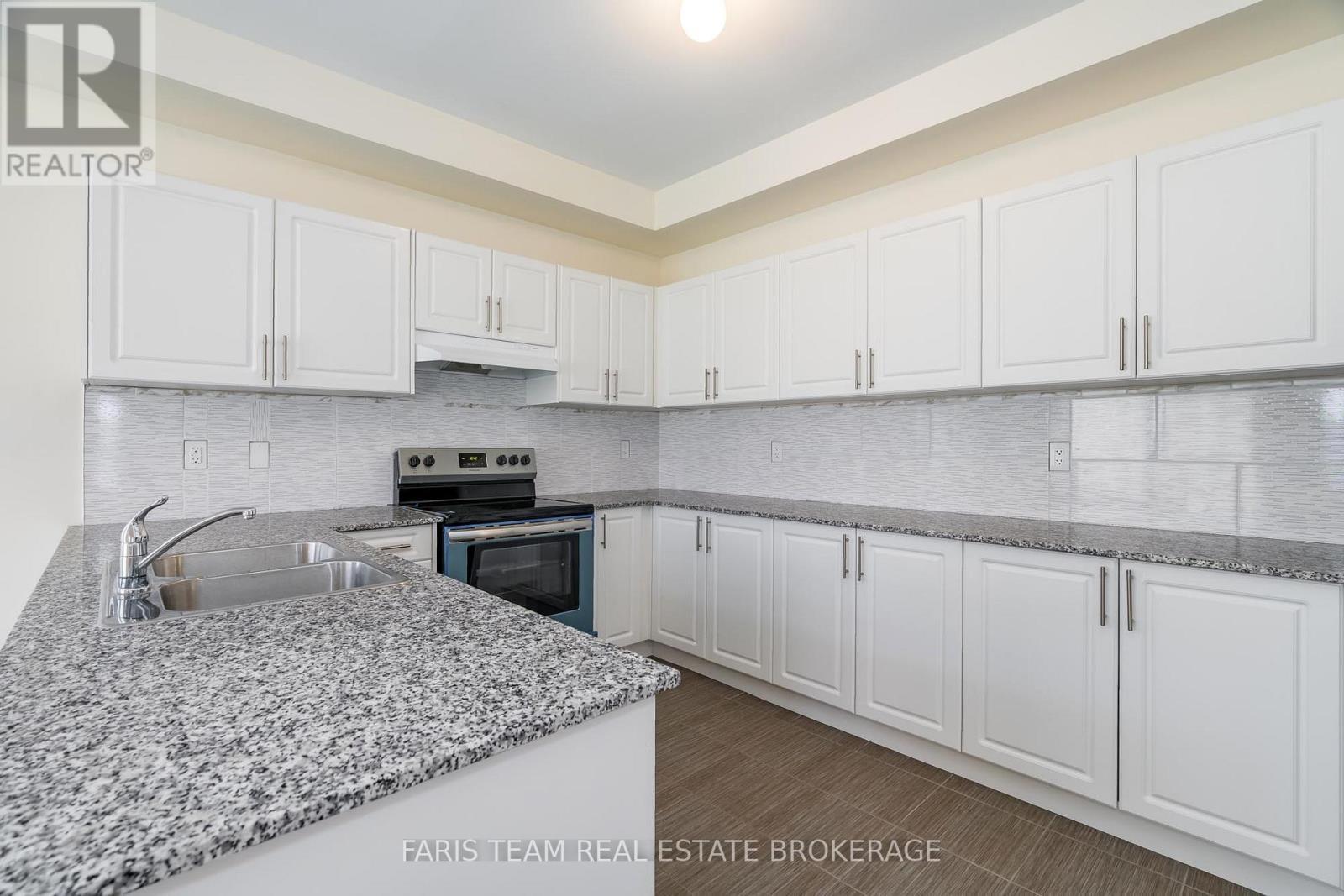 6 Cliff Thompson Court, Georgina, ON - Indoor Photo Showing Kitchen With Double Sink With Upgraded Kitchen