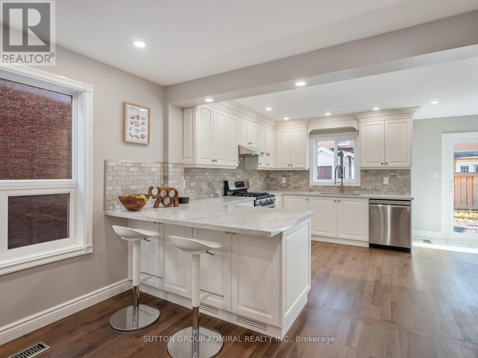 7 San Marko Place, Vaughan, ON - Indoor Photo Showing Kitchen With Upgraded Kitchen