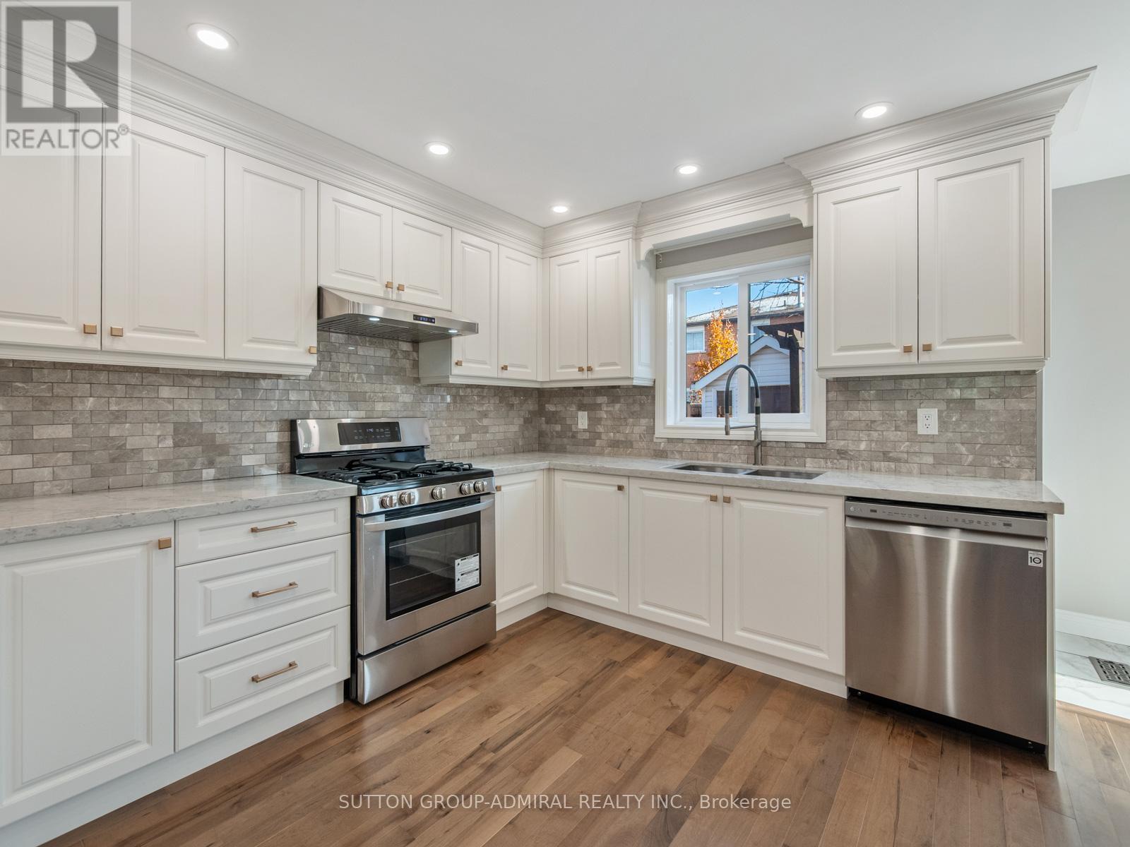 7 San Marko Place, Vaughan, ON - Indoor Photo Showing Kitchen With Upgraded Kitchen