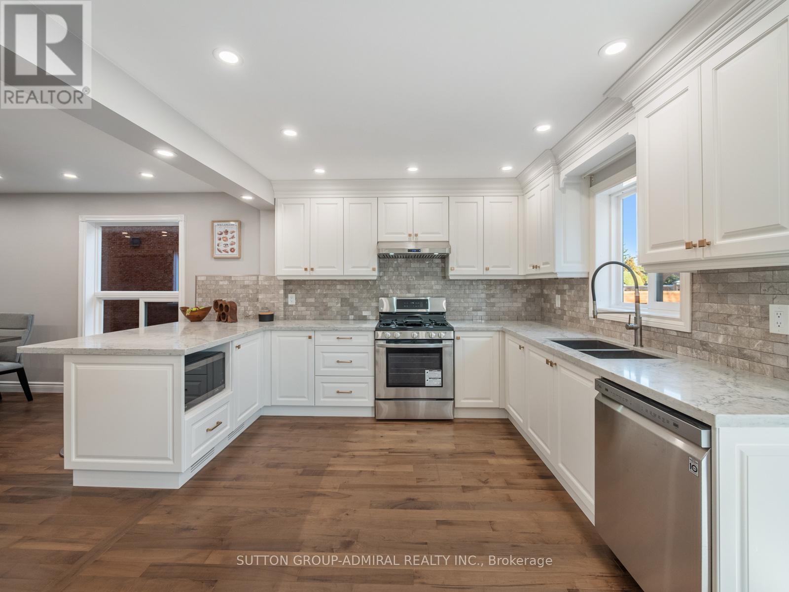 7 San Marko Place, Vaughan, ON - Indoor Photo Showing Kitchen With Double Sink With Upgraded Kitchen