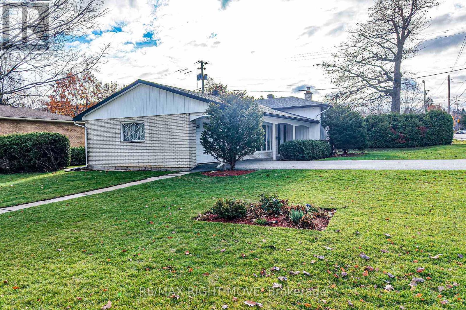 Side yard off of Highland - 437 Highland Avenue, Orillia, ON - Outdoor