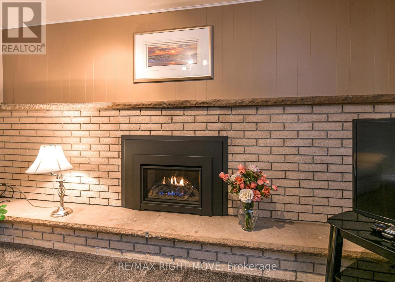 Gas fireplace in family room - 437 Highland Avenue, Orillia, ON - Indoor Photo Showing Living Room With Fireplace