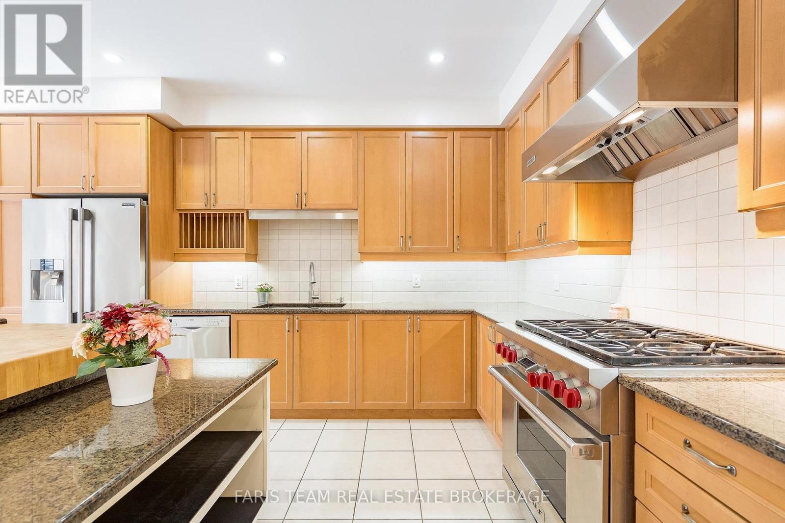 146 Sandringham Drive, Barrie, ON - Indoor Photo Showing Kitchen With Upgraded Kitchen