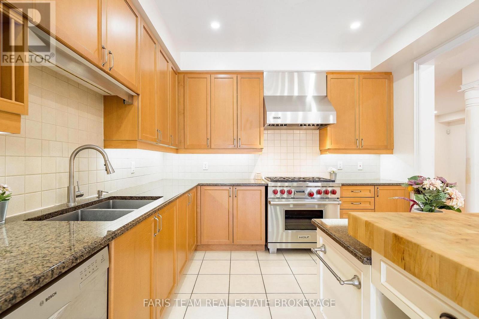 146 Sandringham Drive, Barrie, ON - Indoor Photo Showing Kitchen With Double Sink With Upgraded Kitchen