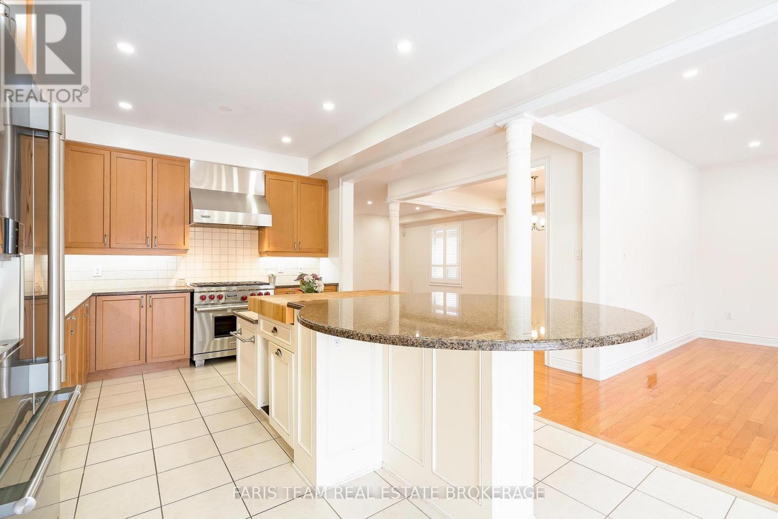 146 Sandringham Drive, Barrie, ON - Indoor Photo Showing Kitchen With Upgraded Kitchen