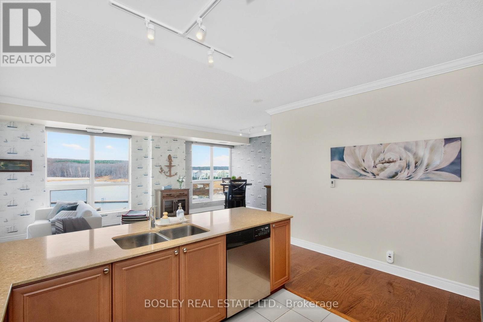 307 - 699 Aberdeen Boulevard, Midland, ON - Indoor Photo Showing Kitchen With Double Sink