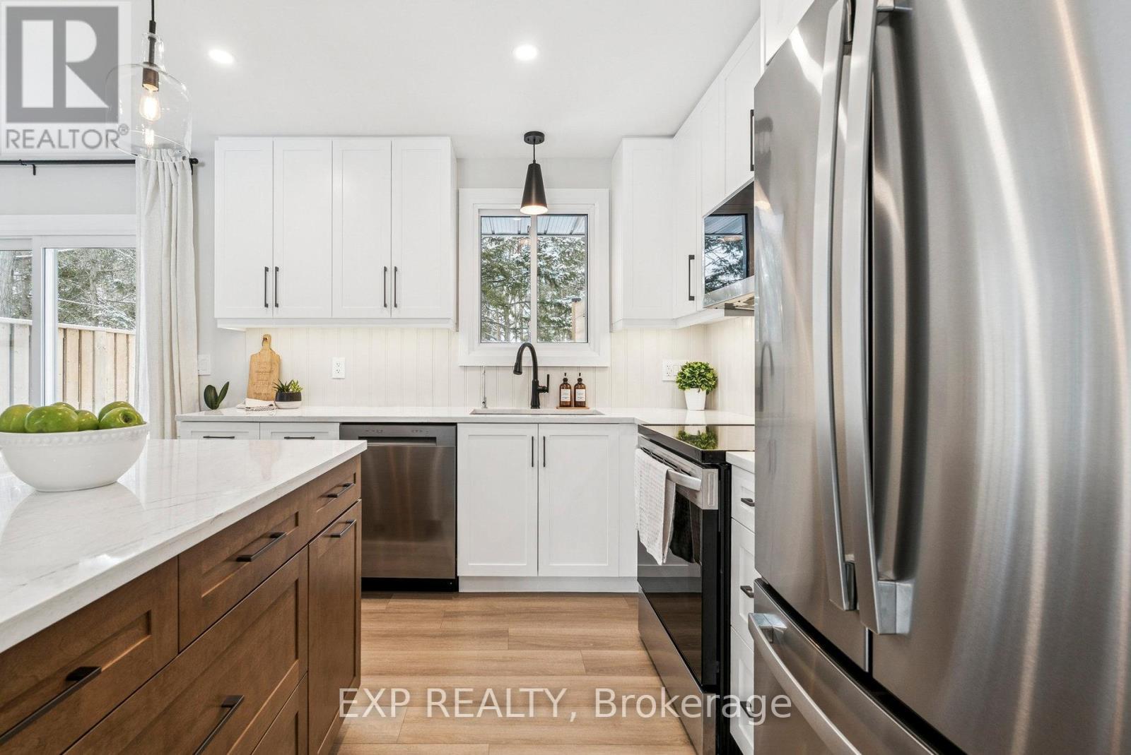 2386 South Orr Lake Road, Springwater, ON - Indoor Photo Showing Kitchen With Upgraded Kitchen