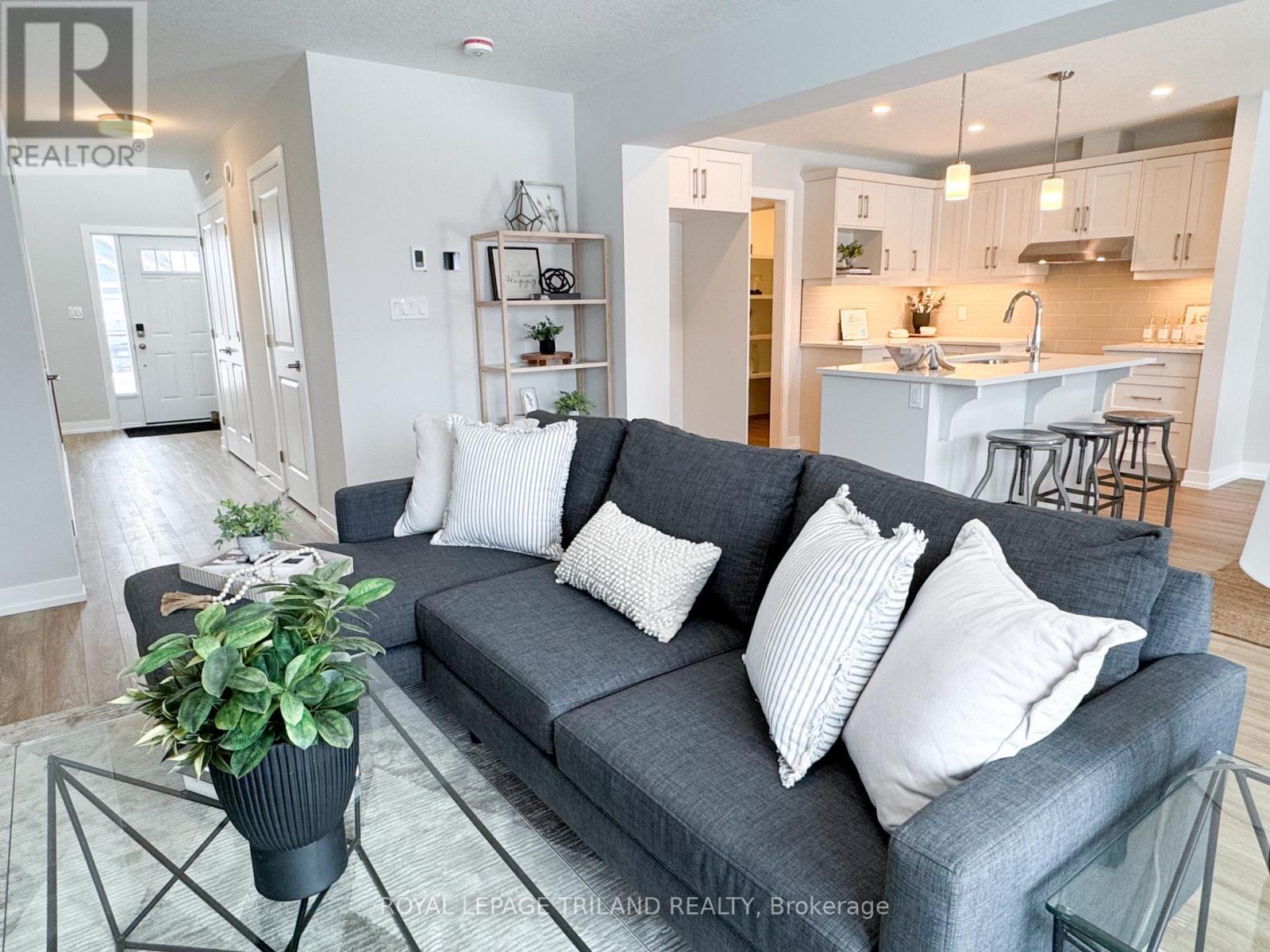 112 Styles Drive, St. Thomas, ON - Indoor Photo Showing Living Room