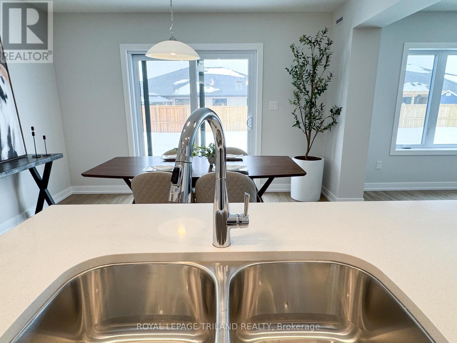 112 Styles Drive, St. Thomas, ON - Indoor Photo Showing Kitchen With Double Sink