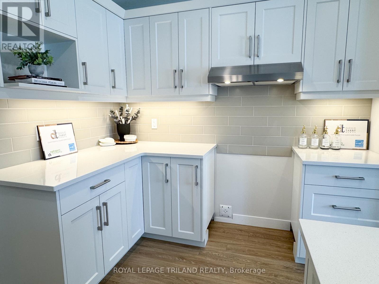 112 Styles Drive, St. Thomas, ON - Indoor Photo Showing Kitchen