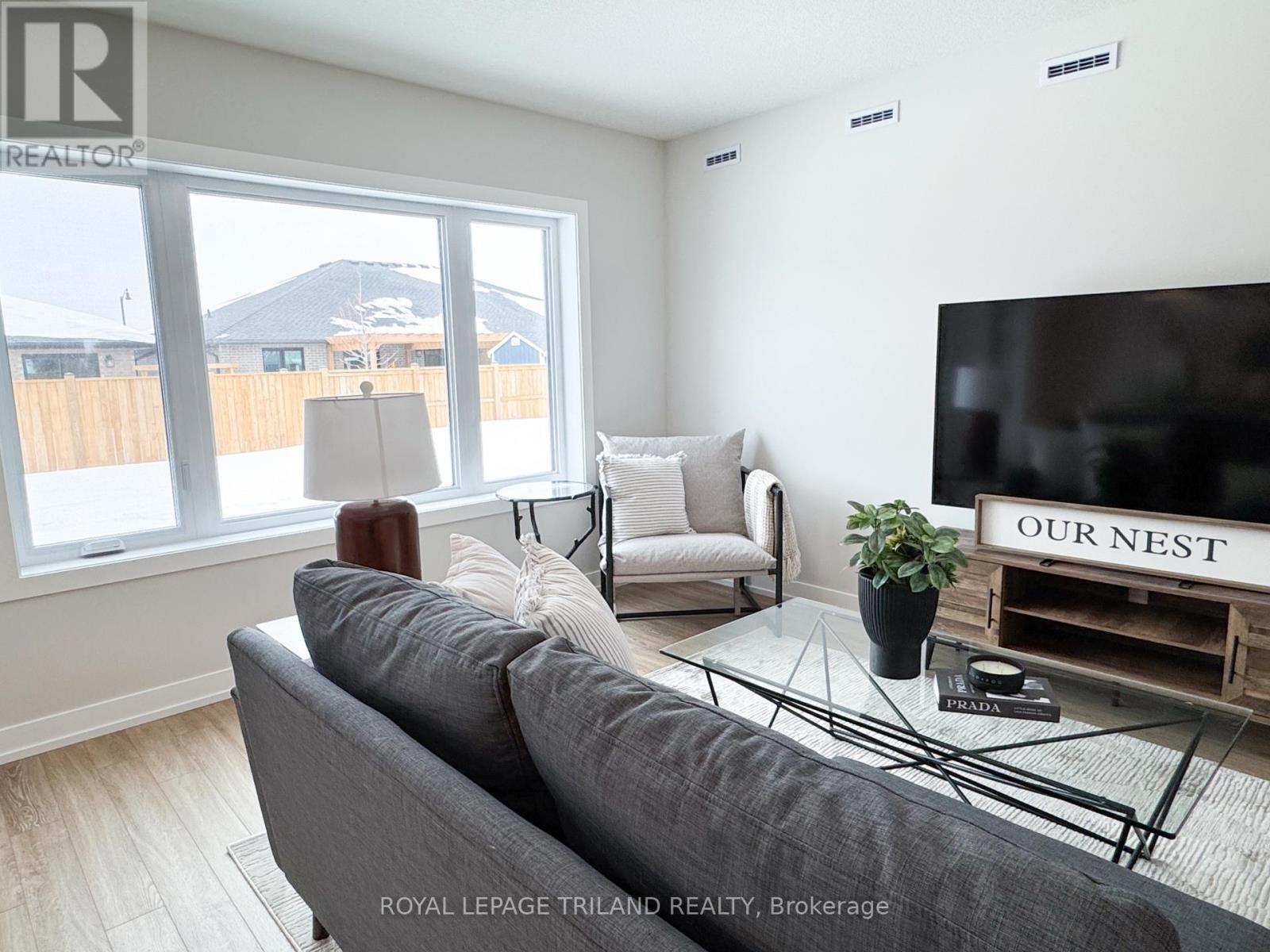 112 Styles Drive, St. Thomas, ON - Indoor Photo Showing Living Room
