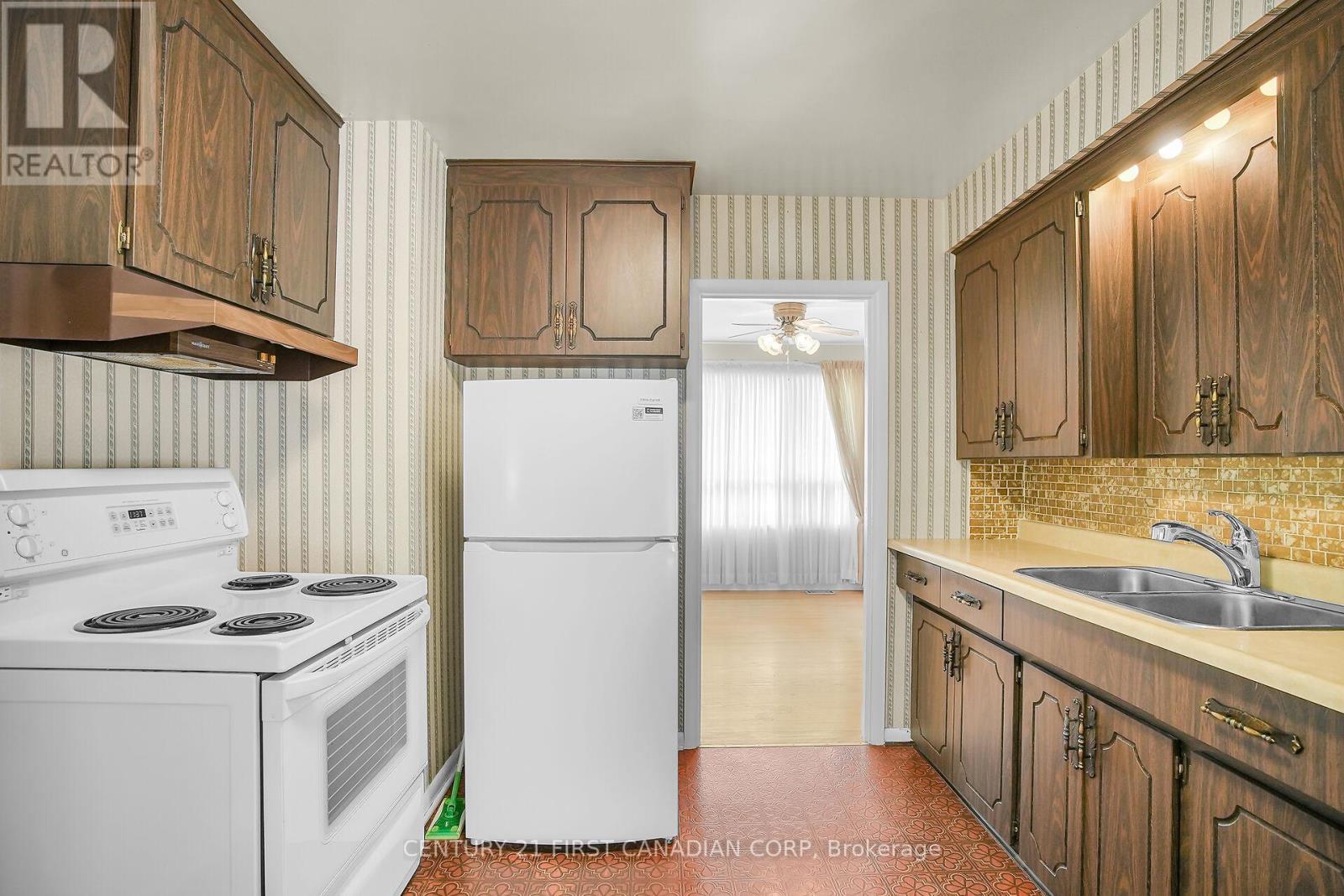 119 Bancroft Road, London East (East I), ON - Indoor Photo Showing Kitchen With Double Sink