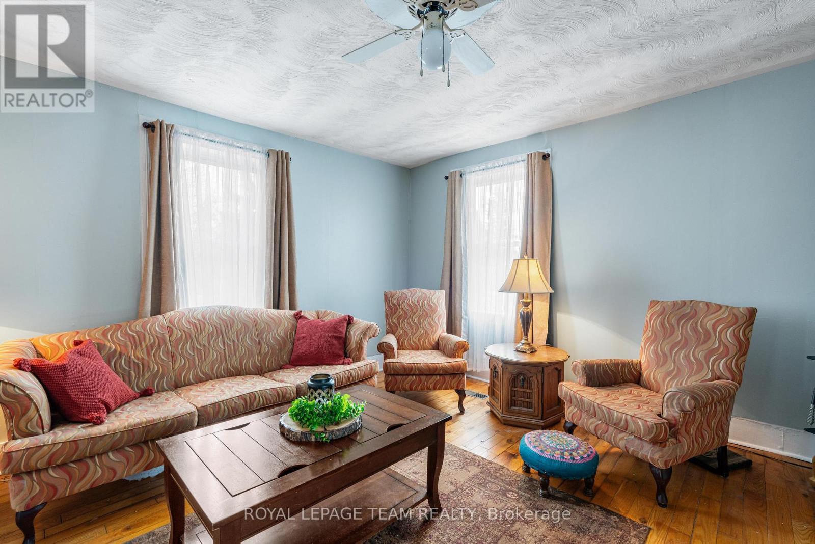 11509 Queen Street, North Dundas, ON - Indoor Photo Showing Living Room