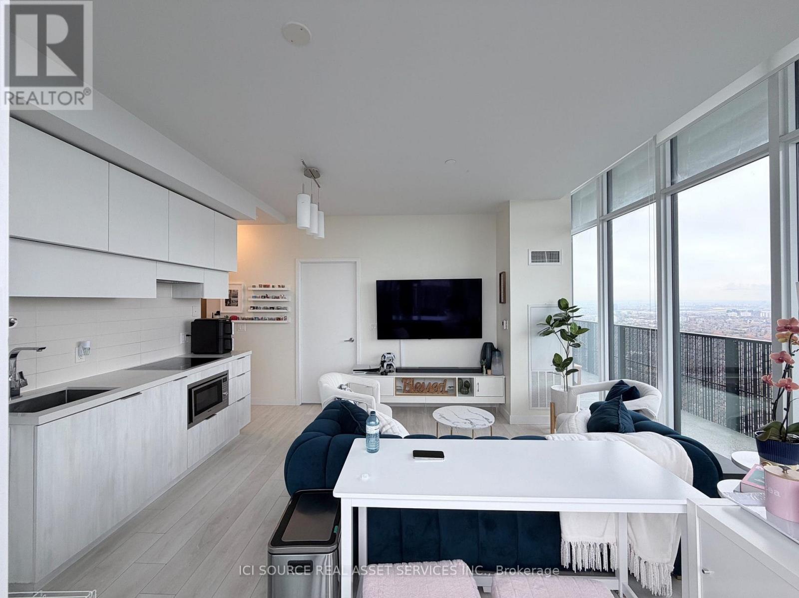 5807 - 8 Eglinton Avenue E, Toronto, ON - Indoor