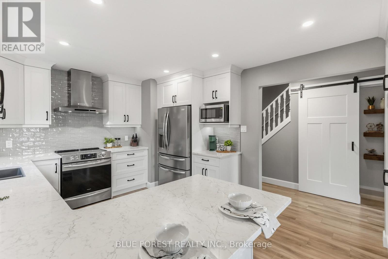 4 Donker Drive, St. Thomas, ON - Indoor Photo Showing Kitchen With Stainless Steel Kitchen With Double Sink With Upgraded Kitchen