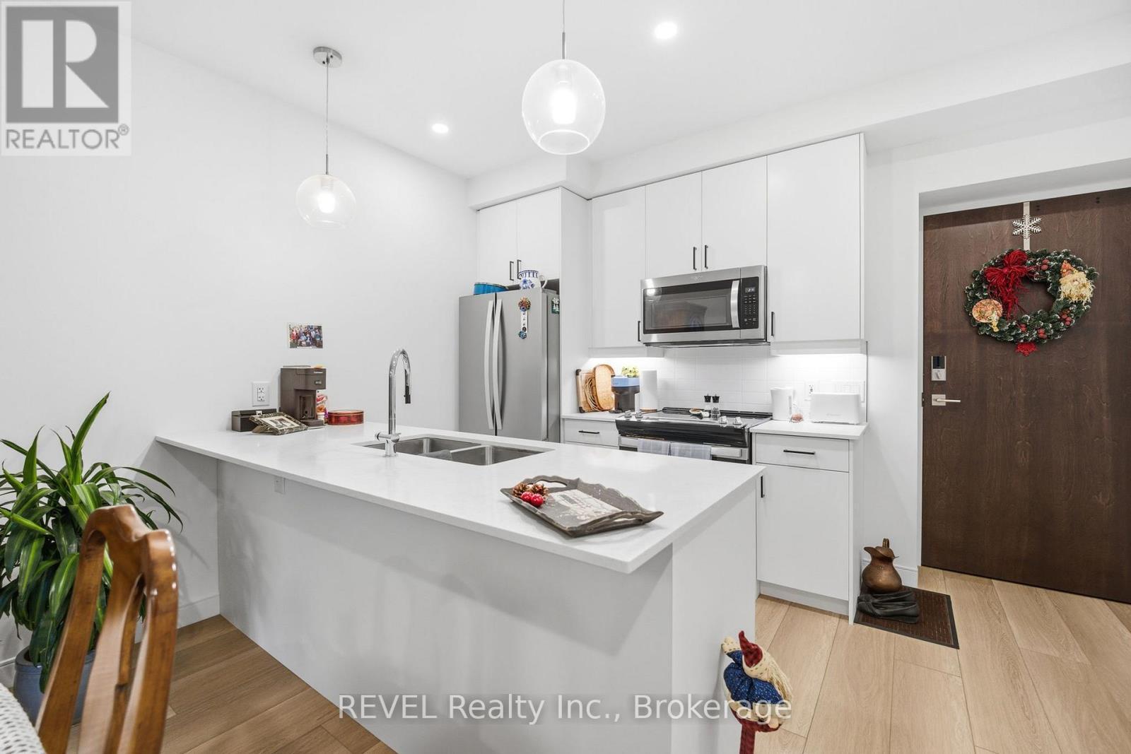 203 - 118 West Street, Port Colborne (Sugarloaf), ON - Indoor Photo Showing Kitchen With Stainless Steel Kitchen With Double Sink With Upgraded Kitchen