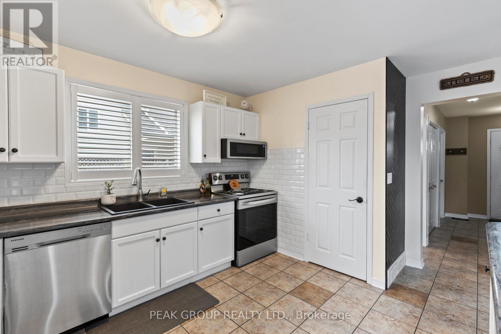 427 Trillium Avenue, Welland (West Welland), ON - Indoor Photo Showing Kitchen With Double Sink