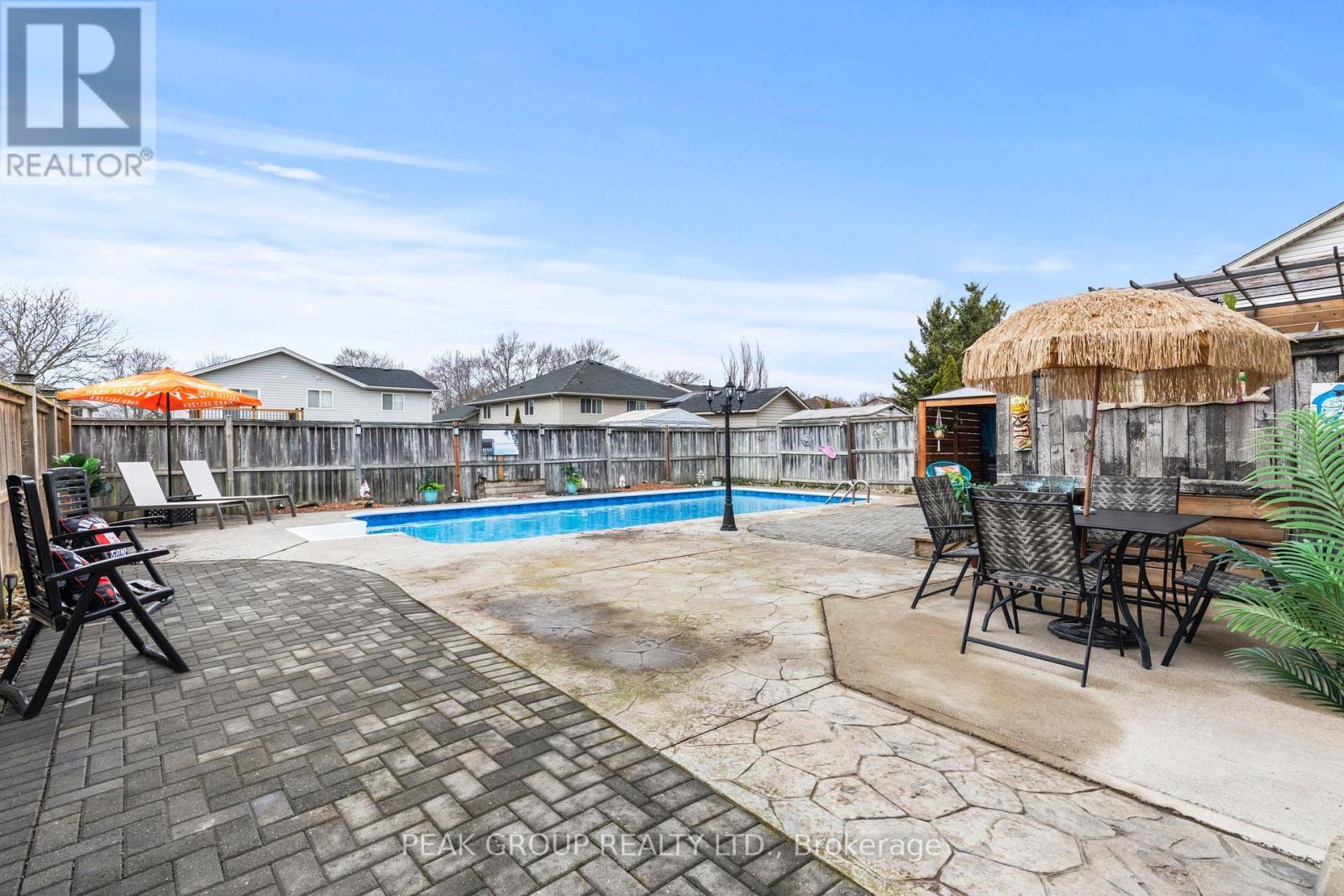 427 Trillium Avenue, Welland (West Welland), ON - Outdoor With In Ground Pool With Deck Patio Veranda
