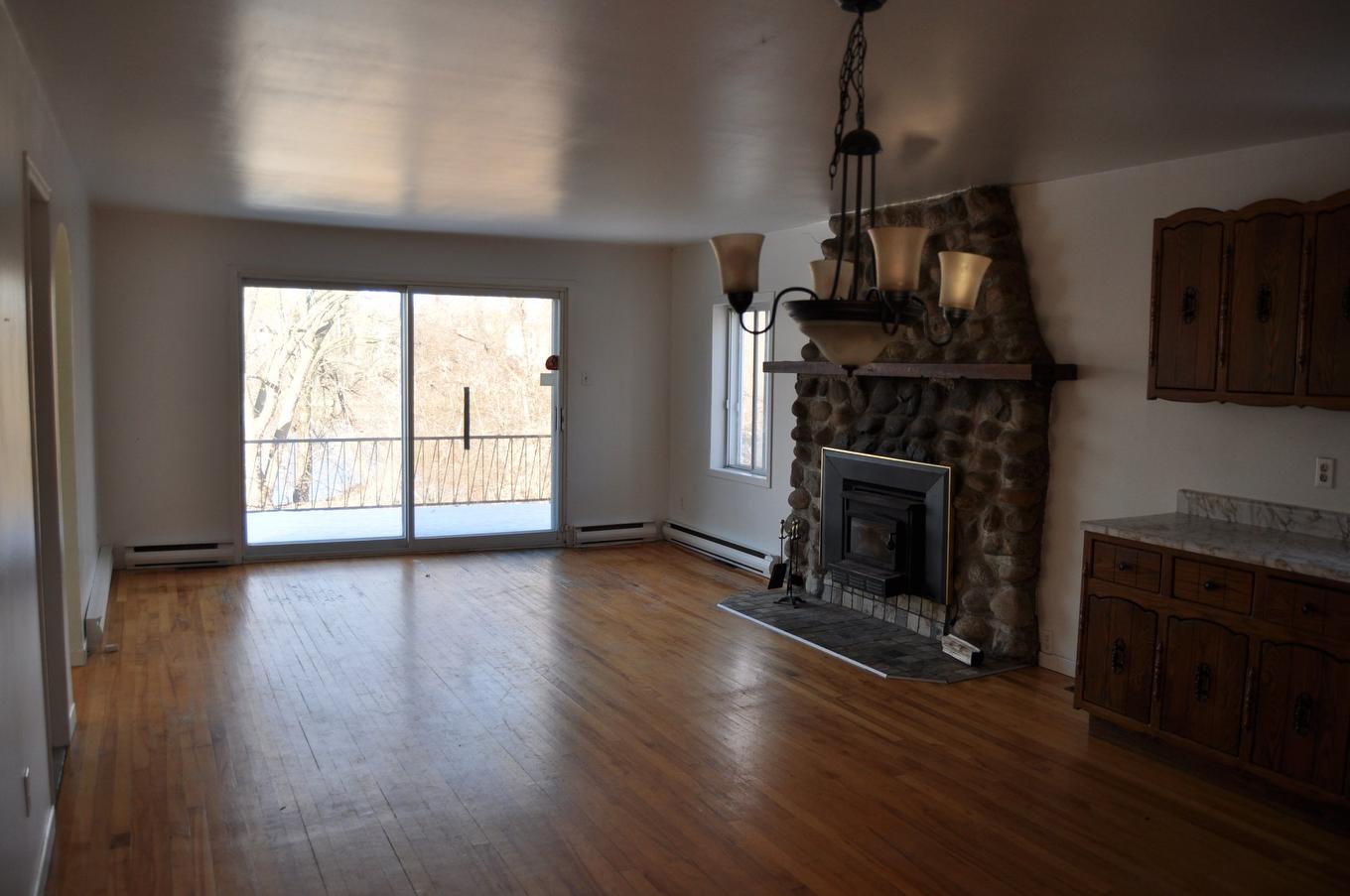 Salon - 3620 Rue St-Pierre O., Saint-Hyacinthe, QC - Indoor With Fireplace