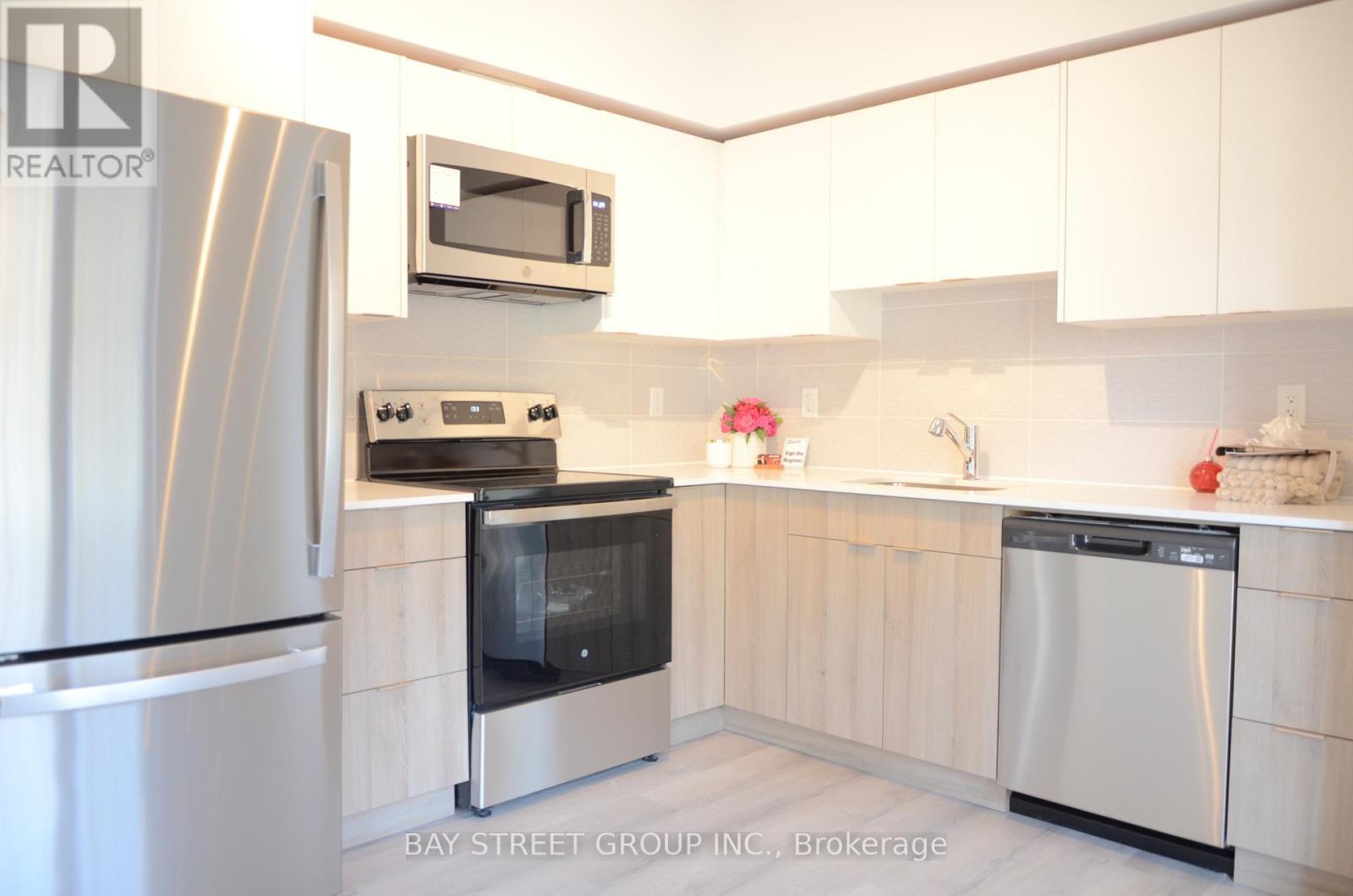 #34 - 33 Calamint Lane, Toronto, ON - Indoor Photo Showing Kitchen With Upgraded Kitchen