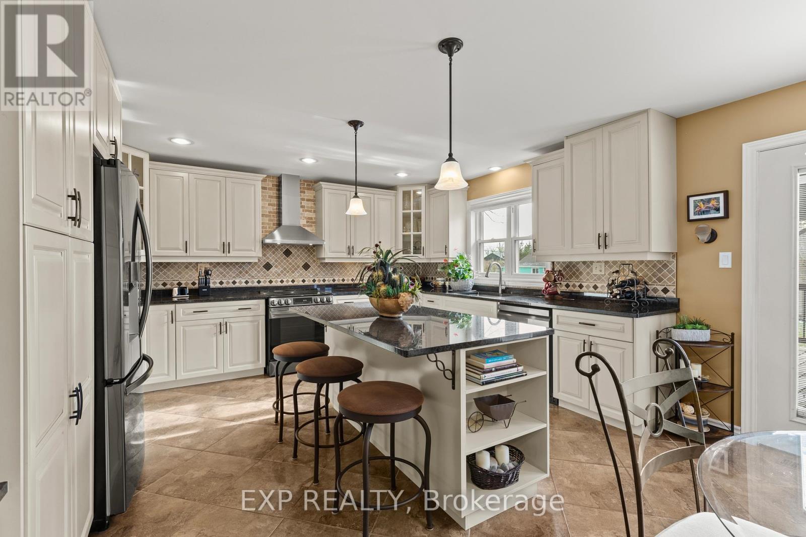 4893 Firelane 18, Port Colborne (Sherkston), ON - Indoor Photo Showing Kitchen With Upgraded Kitchen