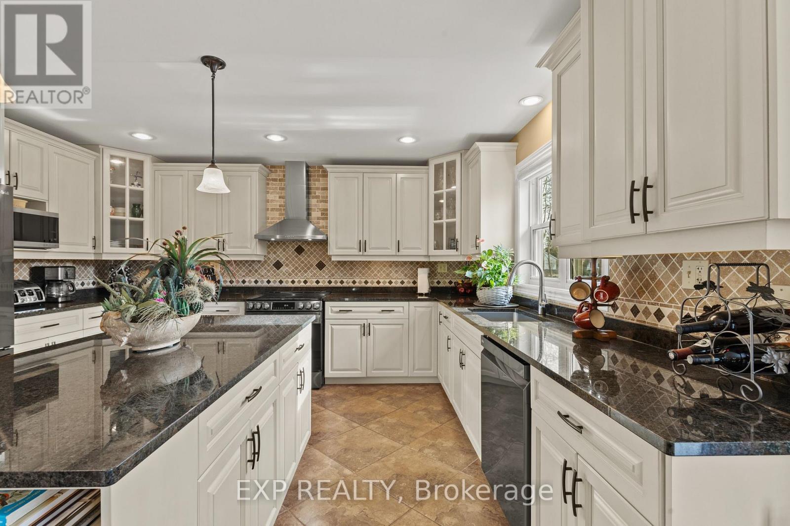 4893 Firelane 18, Port Colborne (Sherkston), ON - Indoor Photo Showing Kitchen With Upgraded Kitchen