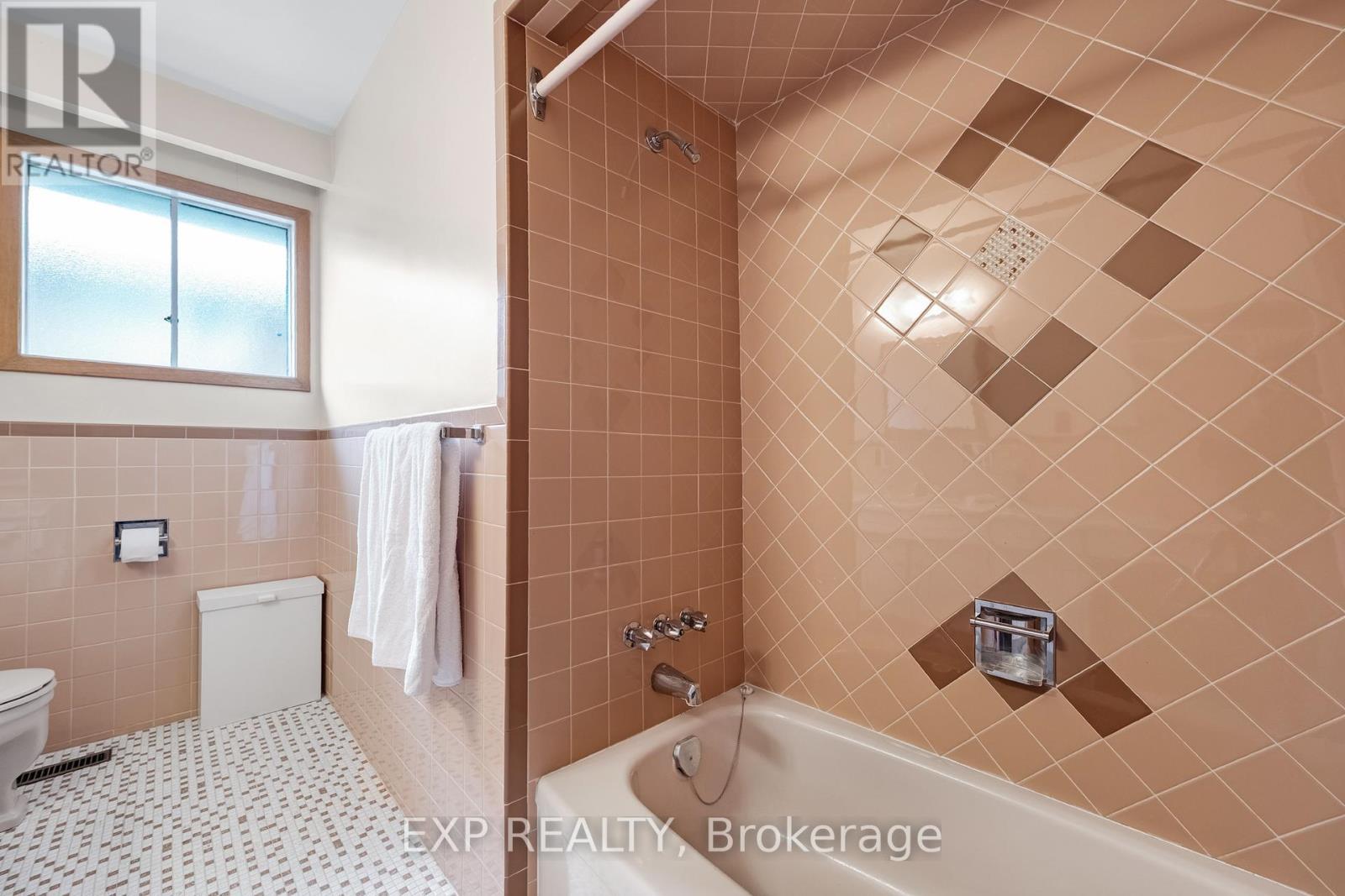 28 Aviemore Drive, Toronto, ON - Indoor Photo Showing Bathroom
