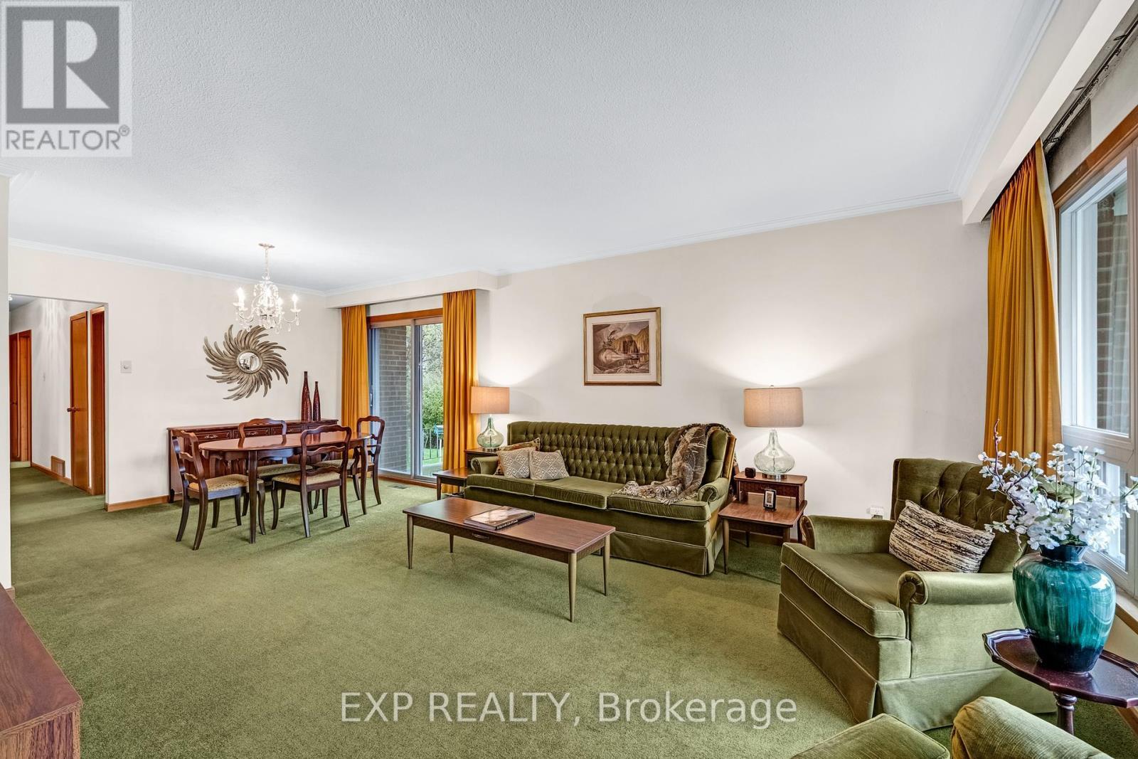 28 Aviemore Drive, Toronto, ON - Indoor Photo Showing Living Room