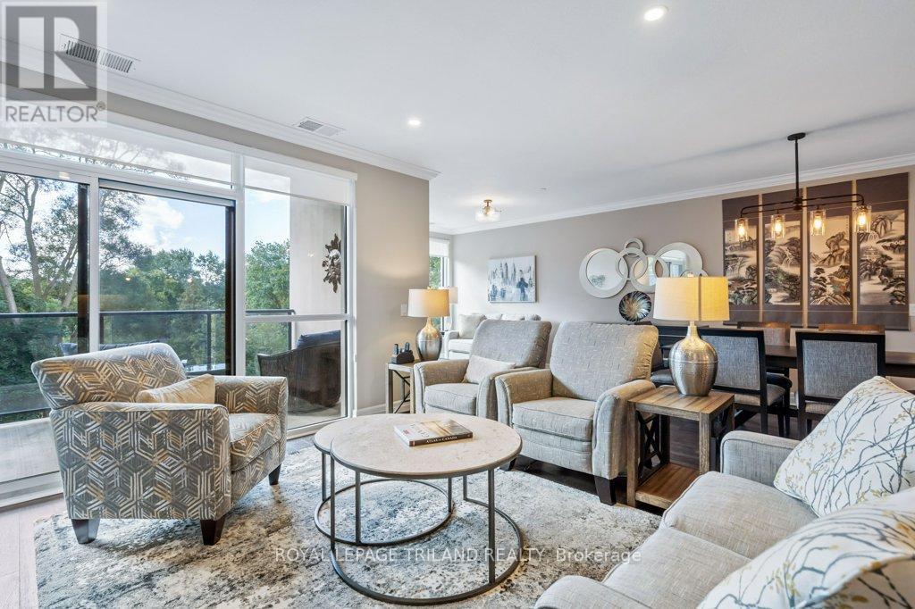 504 - 1200 Commissioners Road W, London South (South B), ON - Indoor Photo Showing Living Room