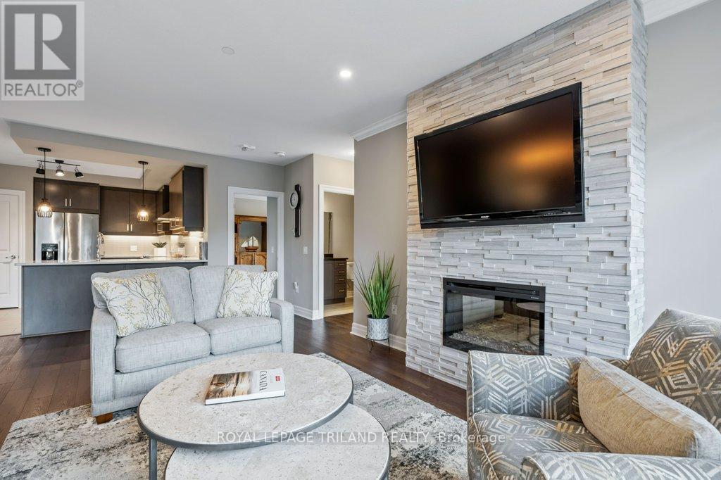 504 - 1200 Commissioners Road W, London South (South B), ON - Indoor Photo Showing Living Room With Fireplace