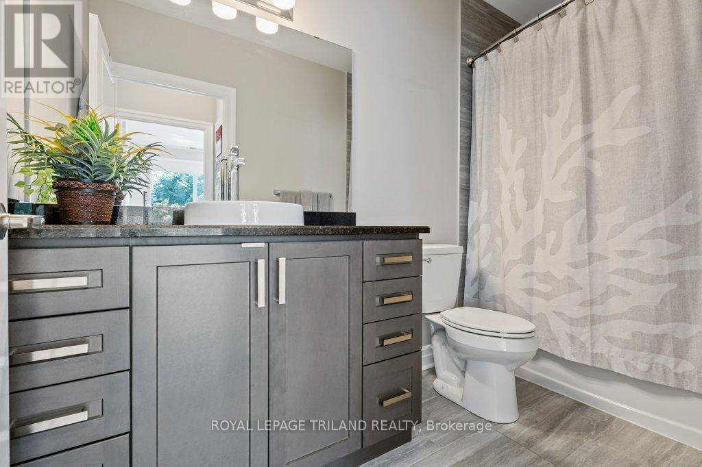 504 - 1200 Commissioners Road W, London South (South B), ON - Indoor Photo Showing Bathroom