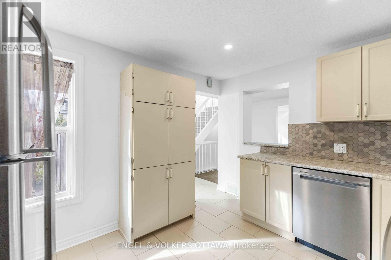 1 Berkshire Way, Ottawa, ON - Indoor Photo Showing Kitchen