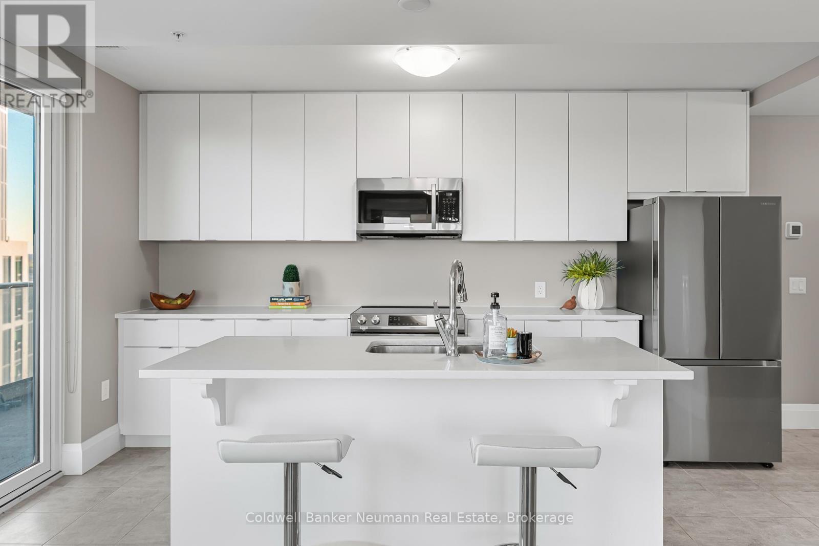 802 - 73 Arthur Street, Guelph (St. George'S), ON - Indoor Photo Showing Kitchen