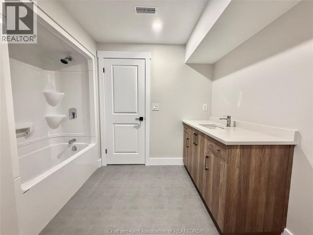 33 Duskridge Road, Chatham, ON - Indoor Photo Showing Bathroom