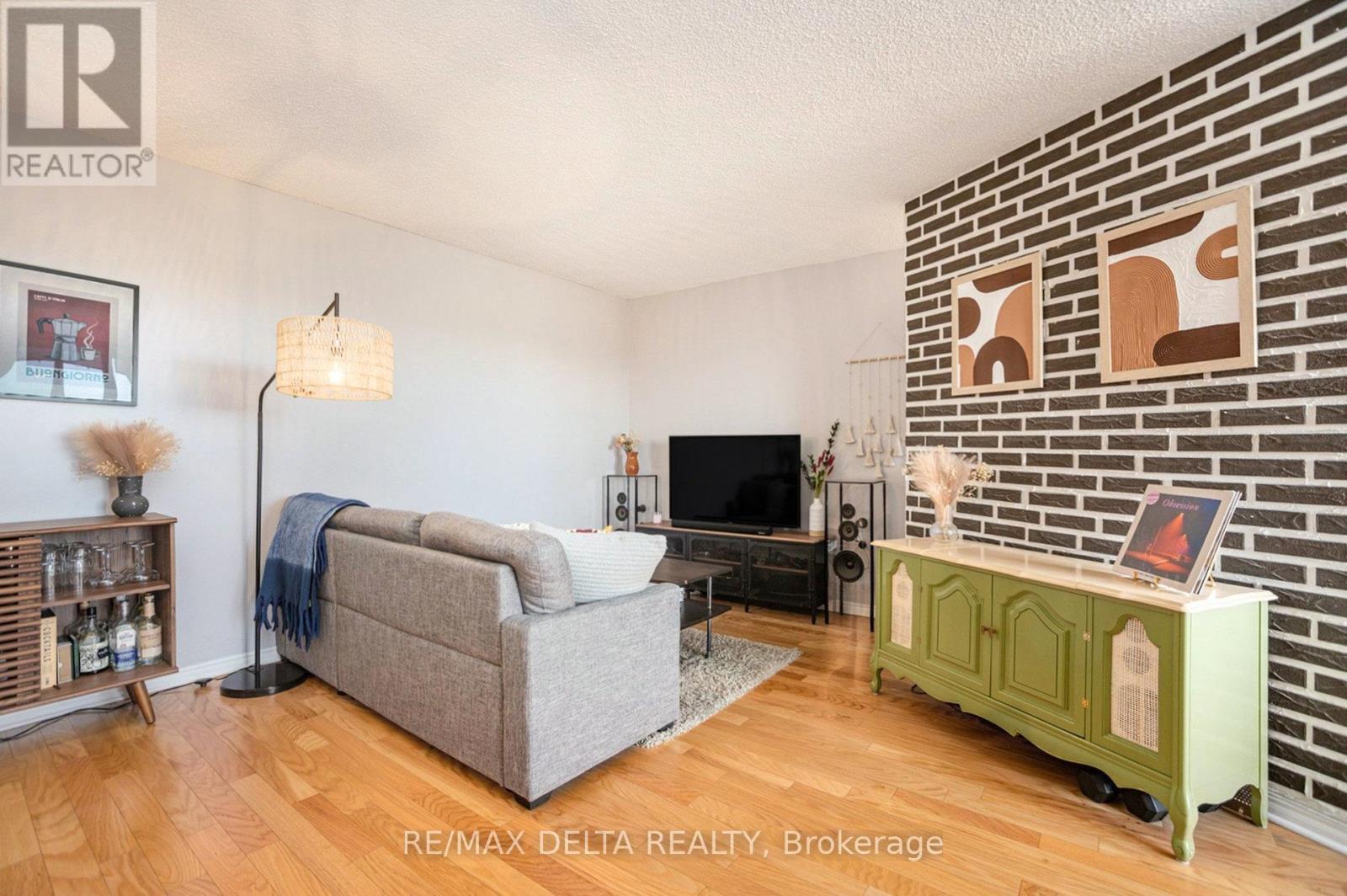 513 - 2020 Jasmine Crescent, Ottawa, ON - Indoor