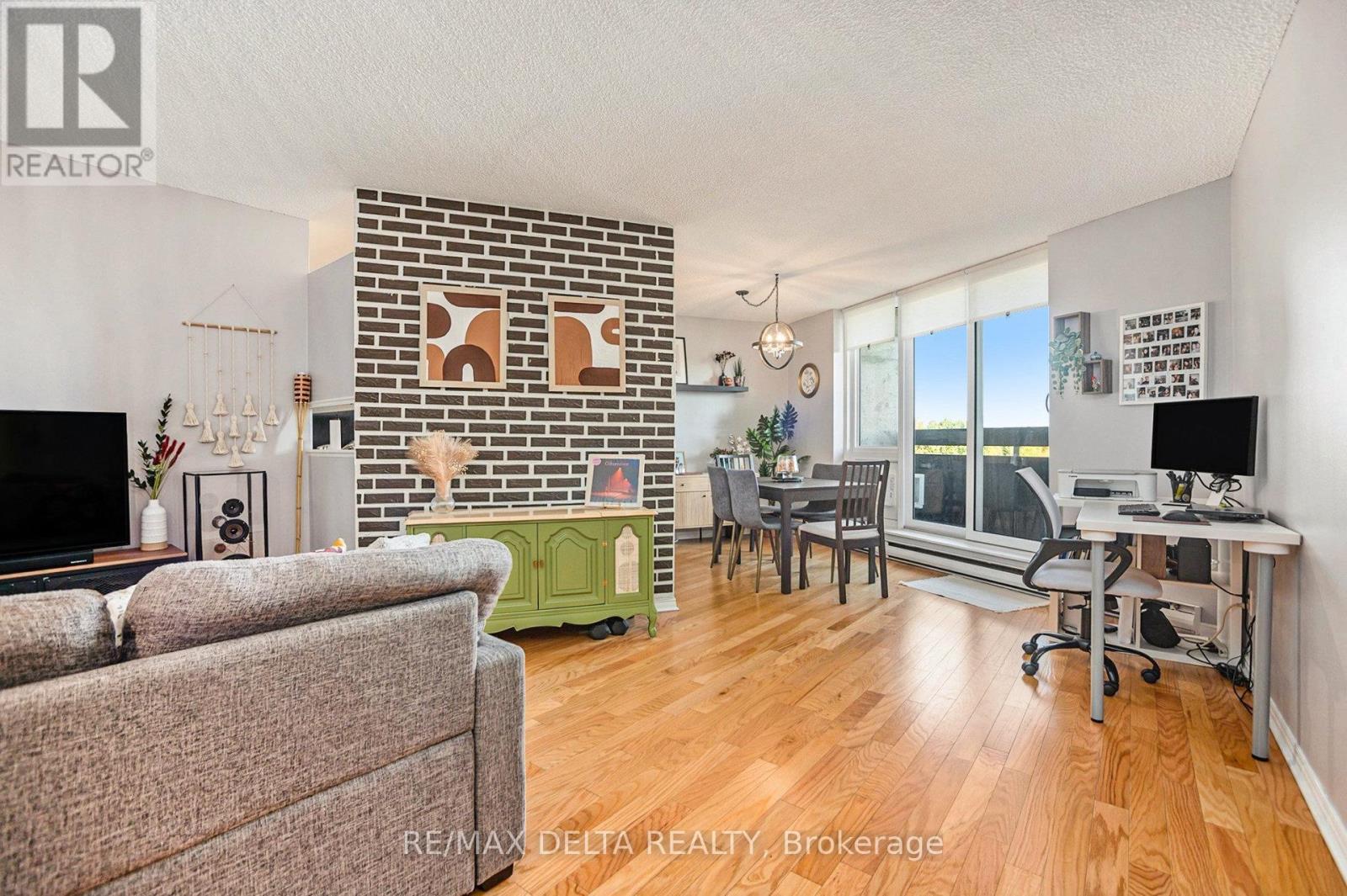 513 - 2020 Jasmine Crescent, Ottawa, ON - Indoor