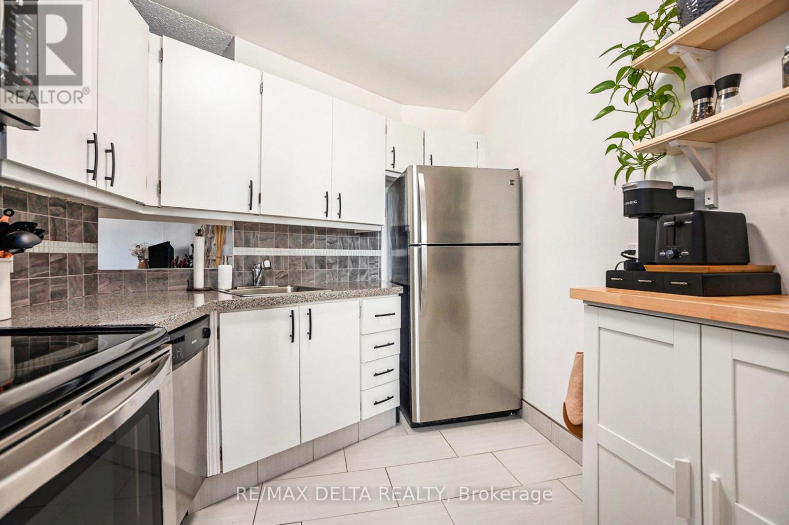 513 - 2020 Jasmine Crescent, Ottawa, ON - Indoor Photo Showing Kitchen