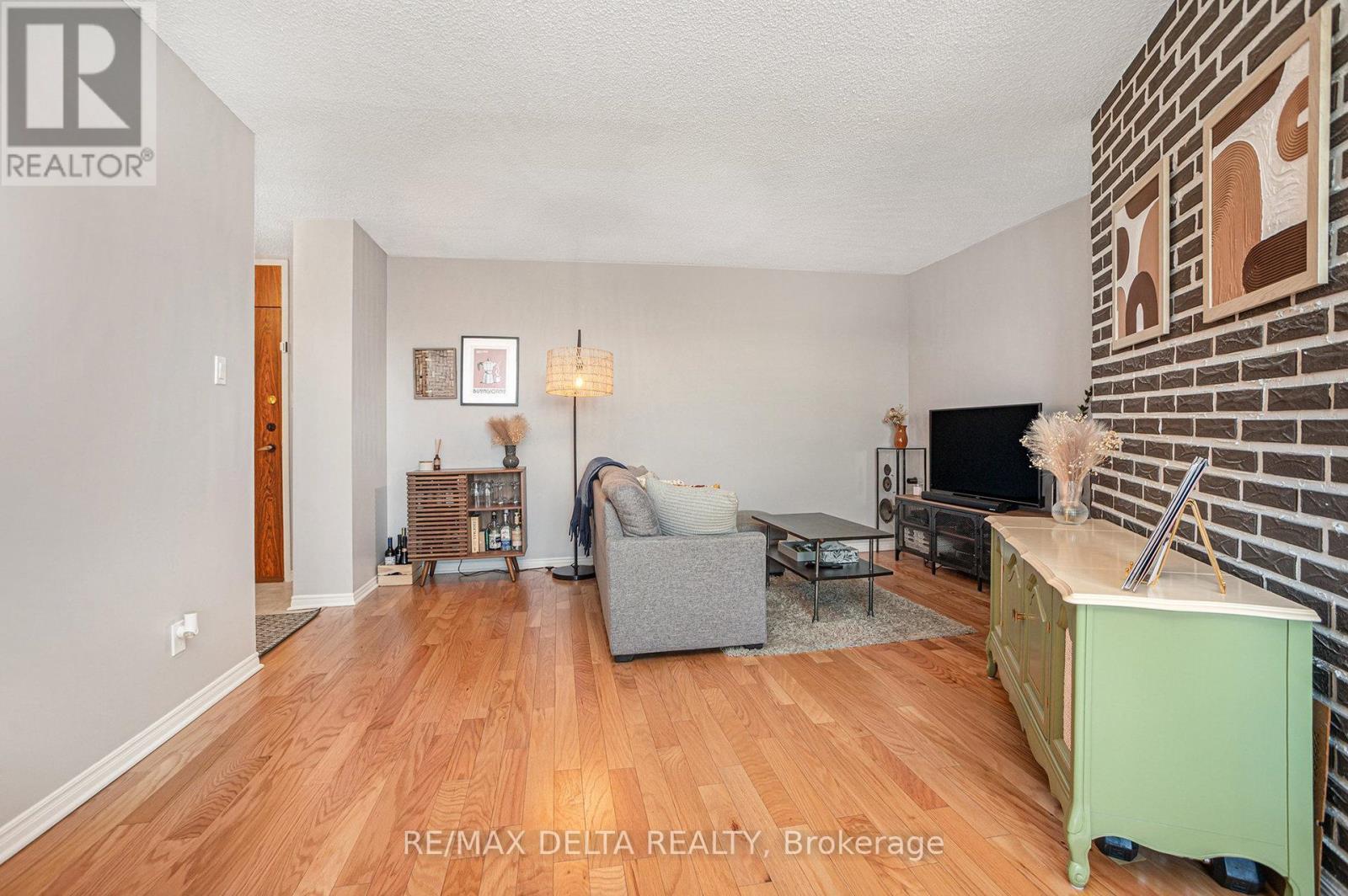 513 - 2020 Jasmine Crescent, Ottawa, ON - Indoor Photo Showing Living Room
