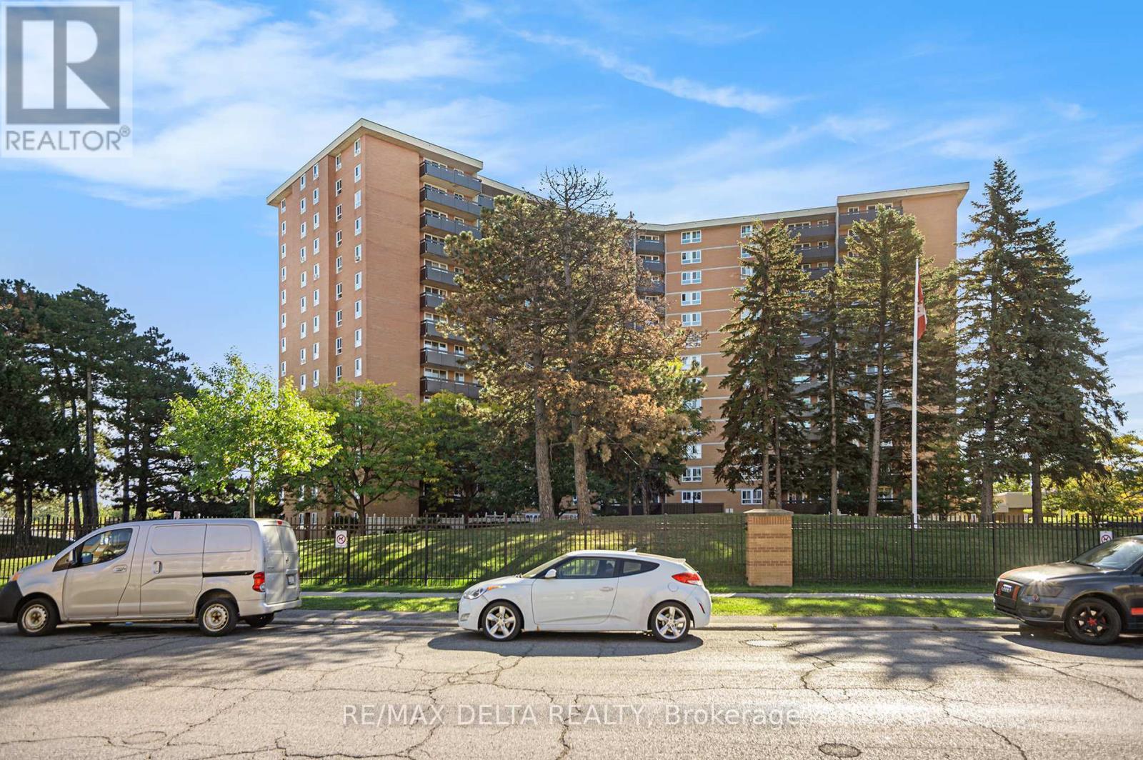 513 - 2020 Jasmine Crescent, Ottawa, ON - Outdoor