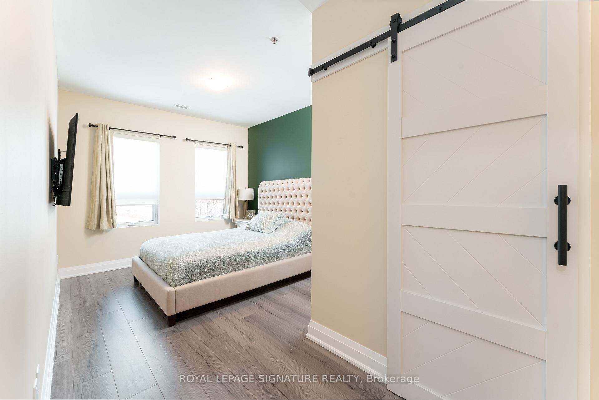 108-43 Dale Drive, New Tecumseth, ON - Indoor Photo Showing Bedroom
