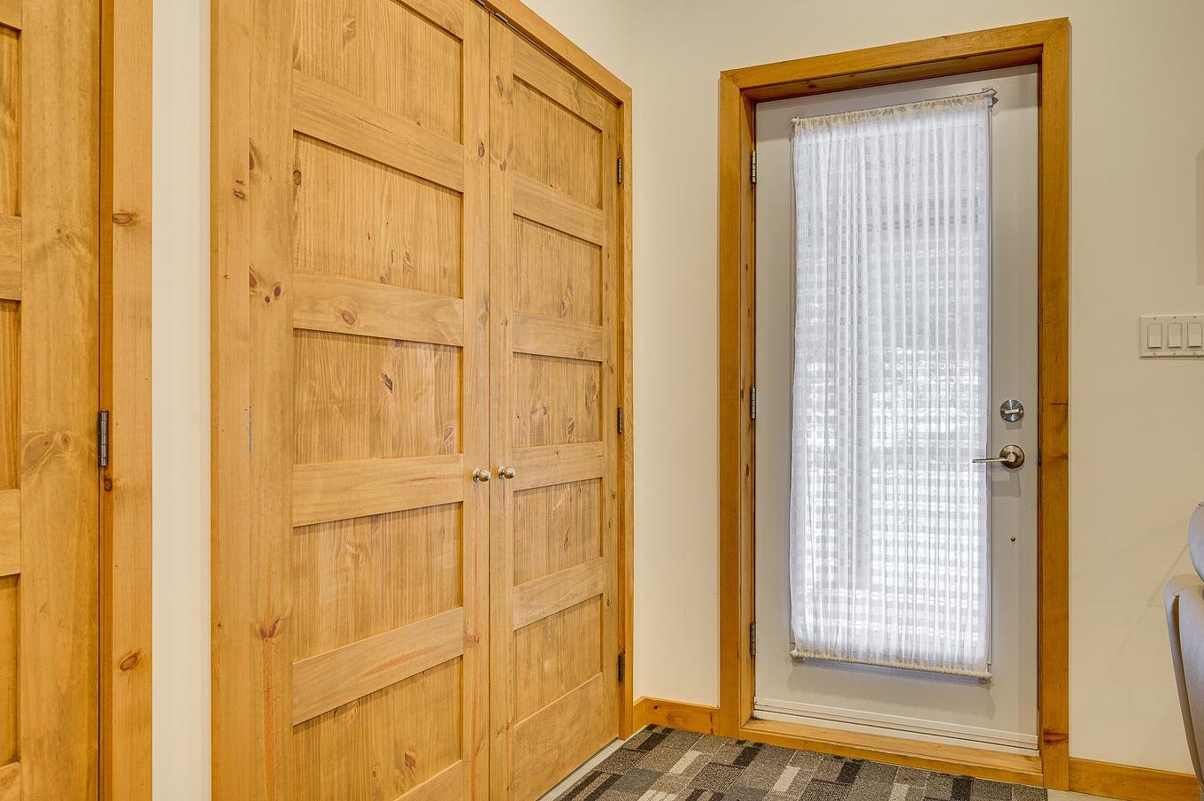 Hall d'entrée/Vestibule - Ch. Du Golf, Sainte-Lucie-Des-Laurentides, QC - Indoor Photo Showing Other Room