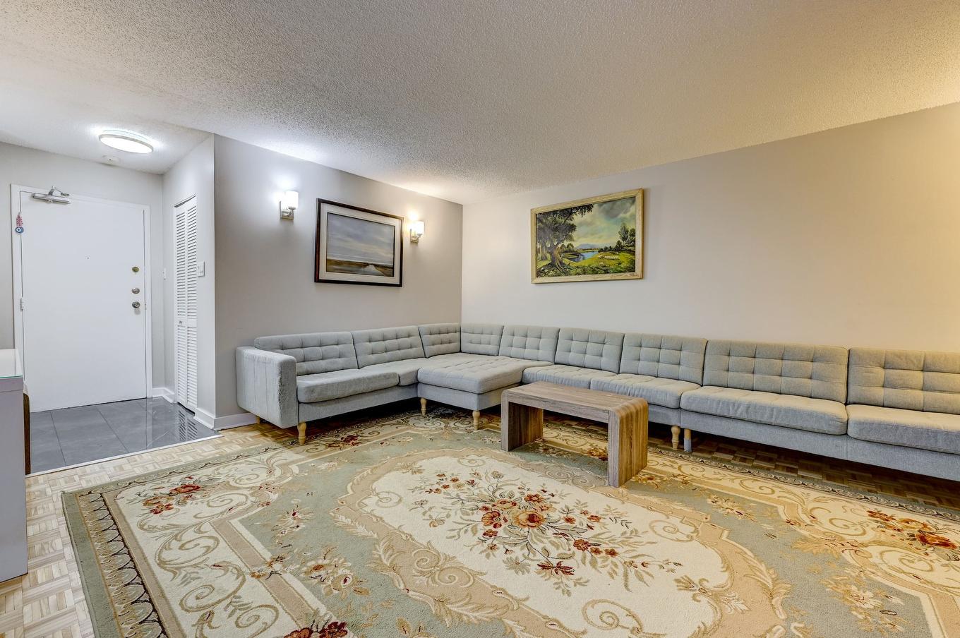 Living room - 511-3480 Rue Simpson, Montréal (Ville-Marie), QC - Indoor Photo Showing Living Room