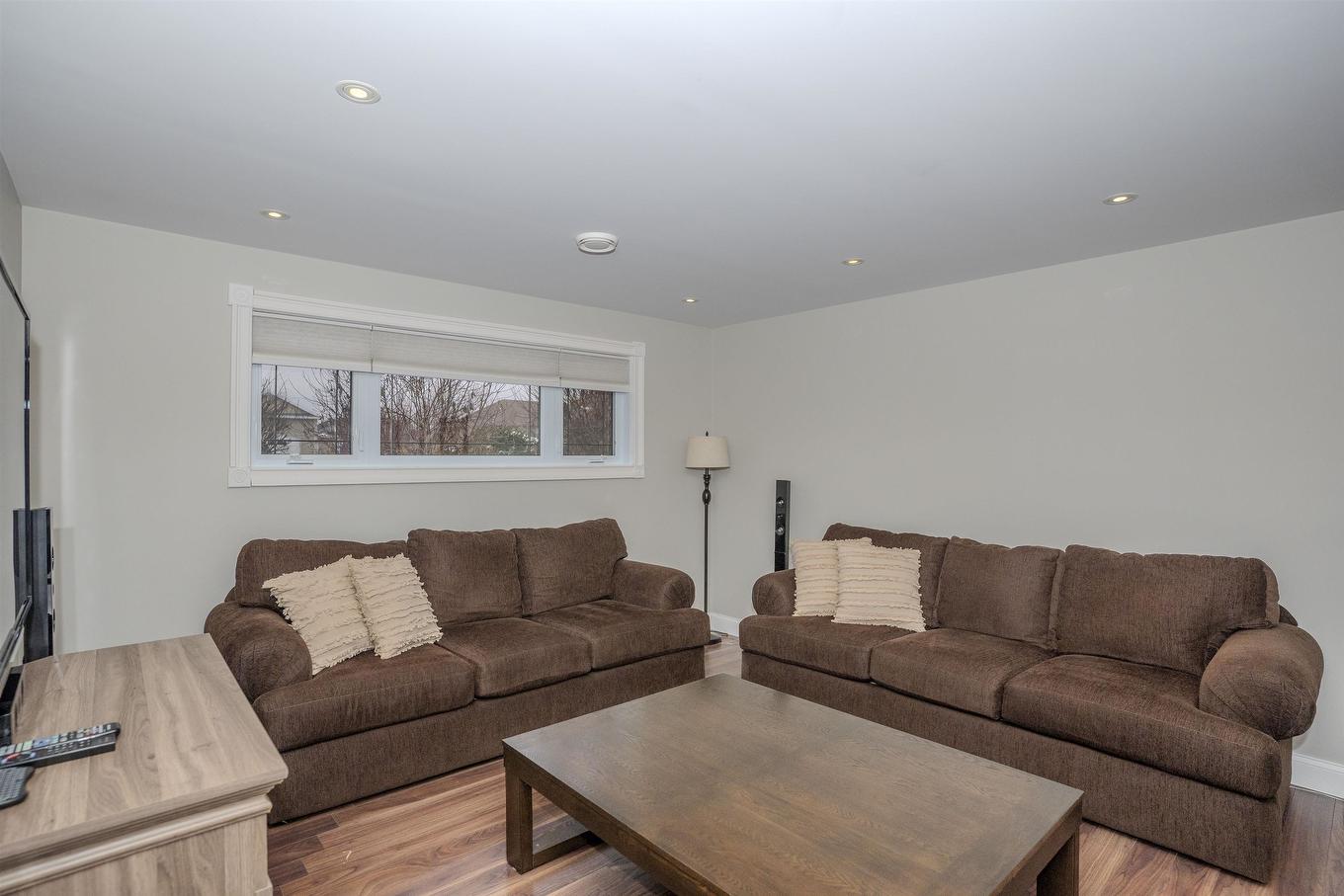 2117 Mahogany Way, Thunder Bay, ON - Indoor Photo Showing Living Room