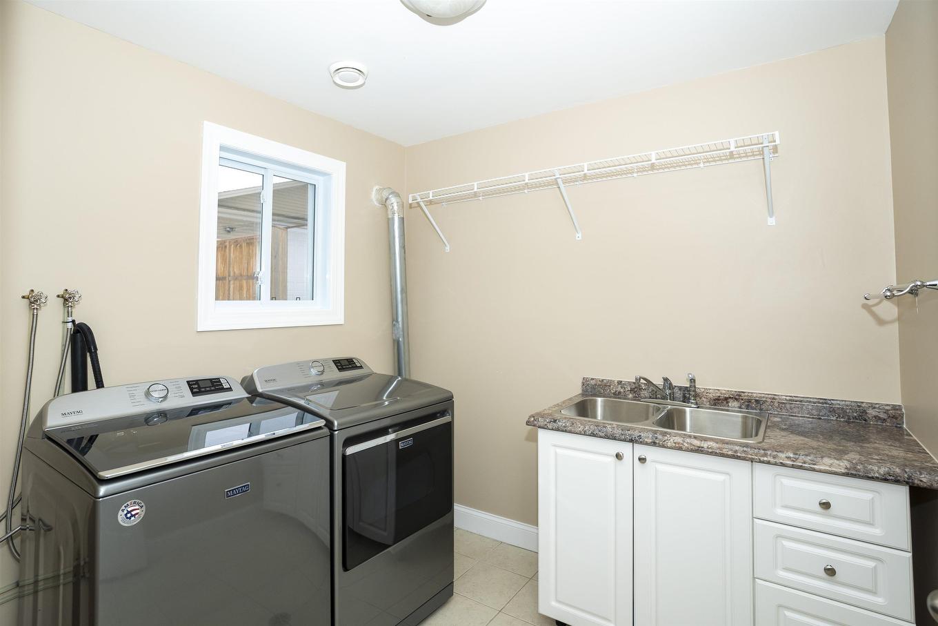 2117 Mahogany Way, Thunder Bay, ON - Indoor Photo Showing Laundry Room